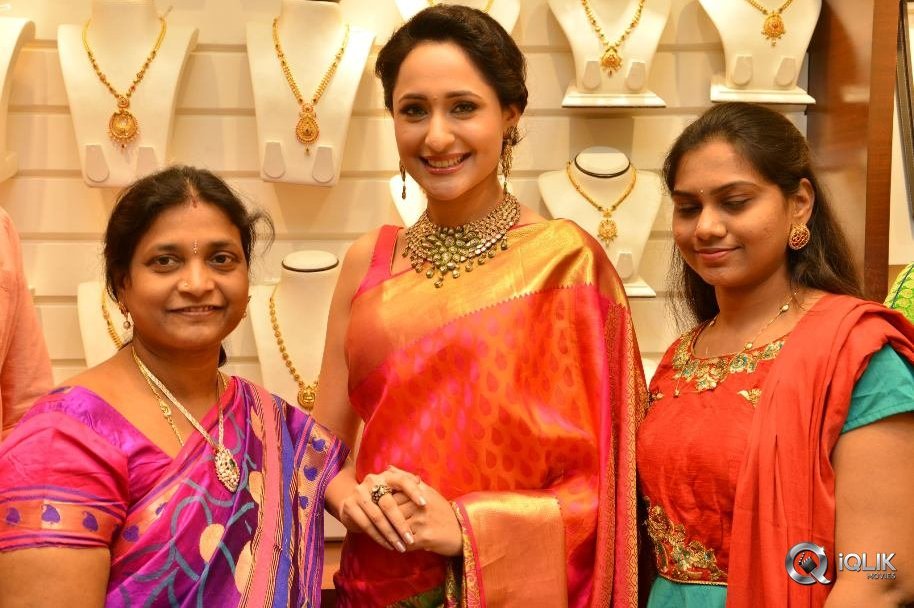 Pragya-Jaiswal-launches-South-India-Shoping-Mall-Jewleery-Store